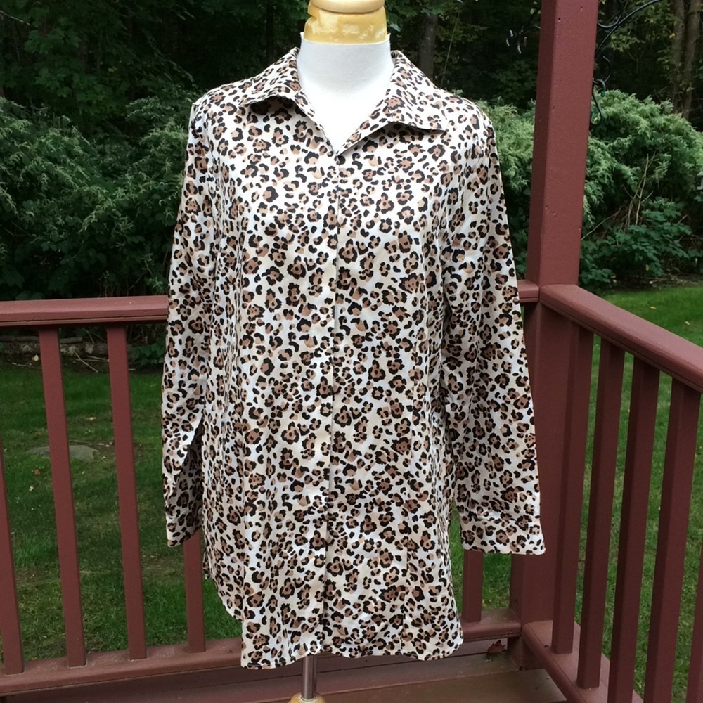 Chico’s SZ 2, animal print front button shirt.